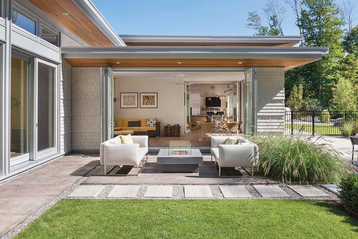 Taman mid-century modern karya Flavin Architects // bostonmagazine.com