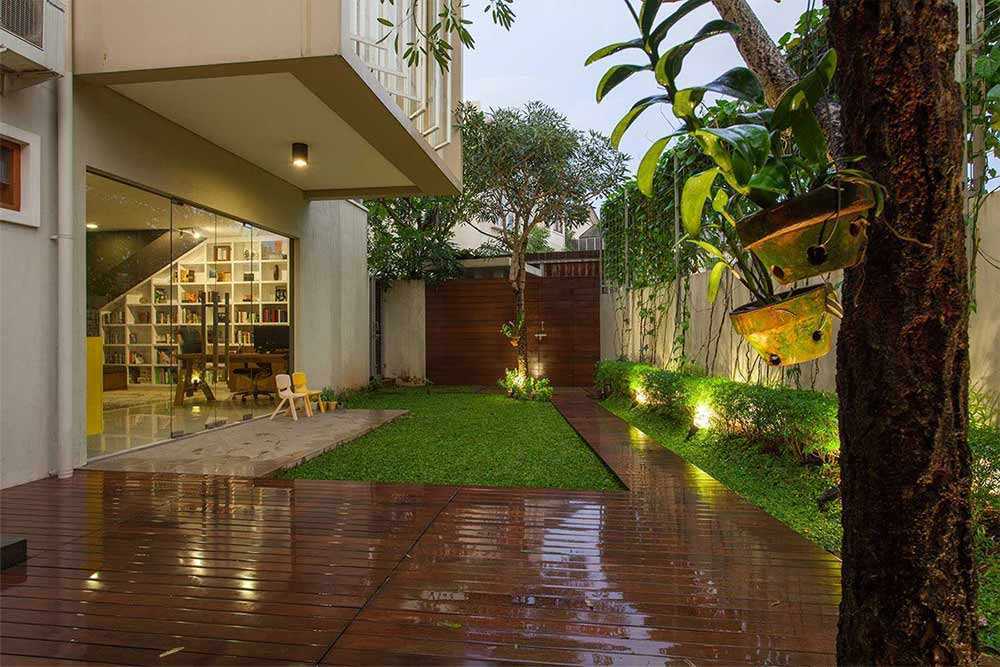 Taman mid-century modern karya inspiratio // arsitag.com