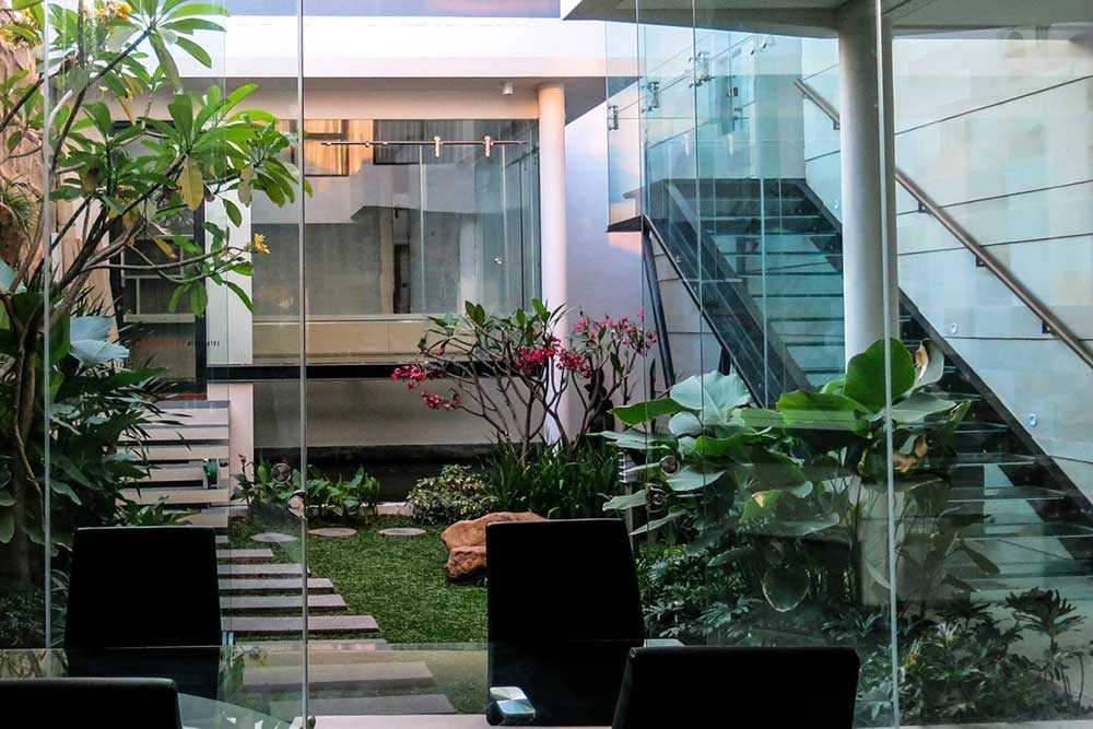 Courtyard mid-century modern karya Arnold Iskandar G Intan // arsitag.com