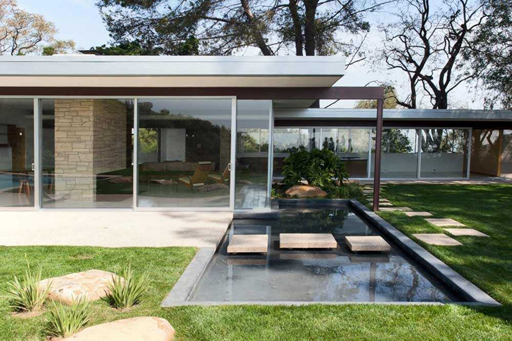Kolam minimalis di taman mid-century modern karya Richard Neutra // studiotimcampbell.com