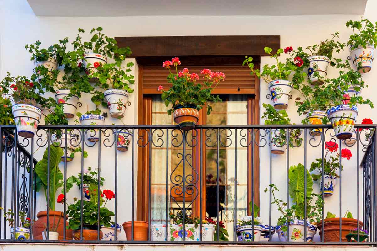 Taman balkon dengan pot tanaman di pagar, karya CLV Group // decoist.com