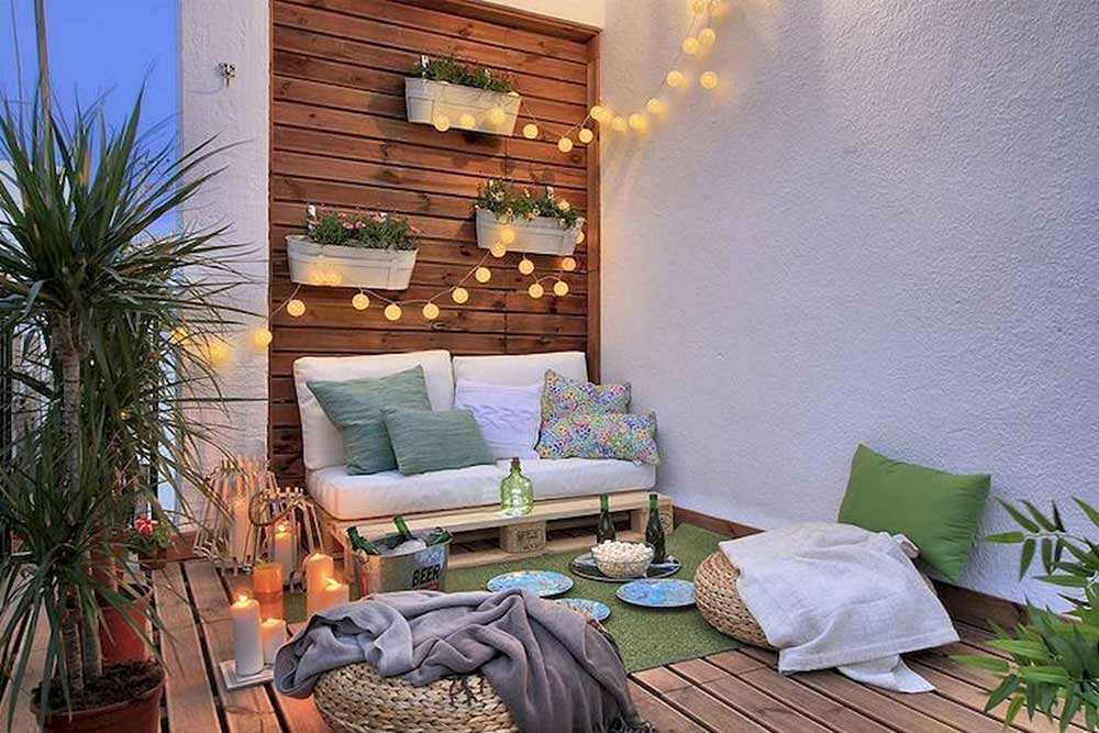 Taman balkon dilengkapi tempat bersantai seperti ruang keluarga, karya Decora y Vende // architeworks.com