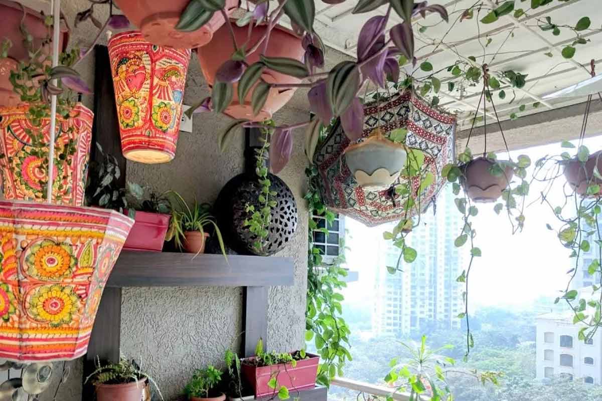 Taman balkon dihiasi lampu lukis khas Maroko, karya Ariyona Interior // ariyonainterior.com