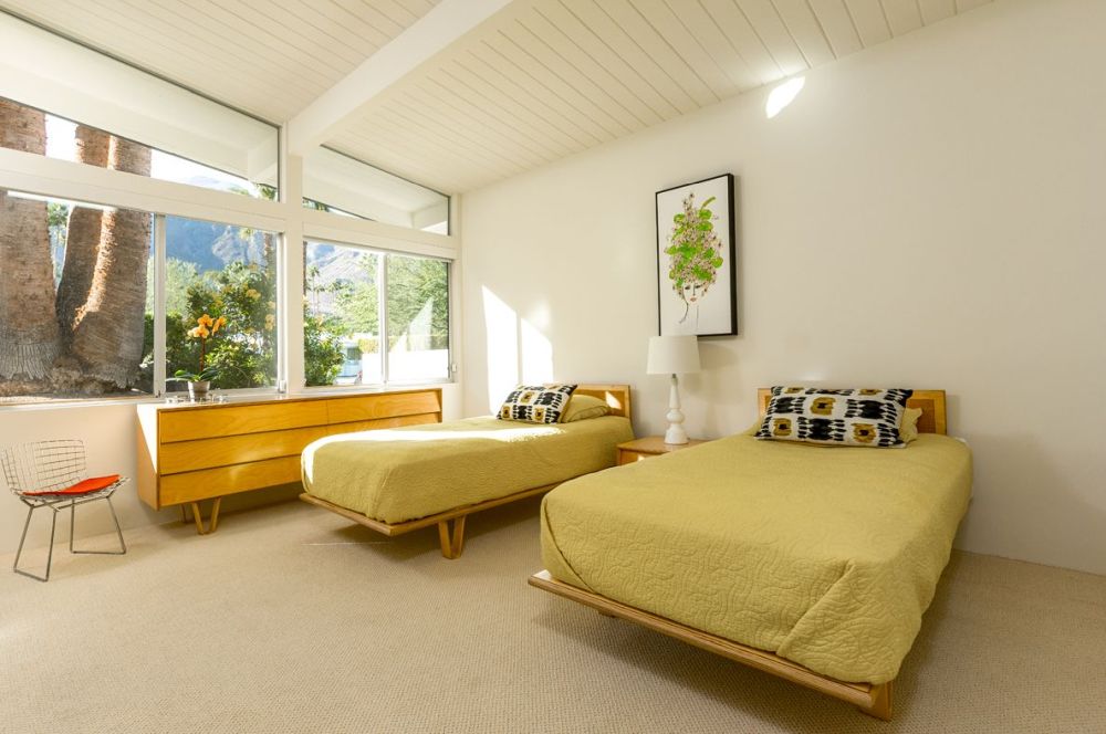 Kamar tidur bergaya mid-century modern warna lembut, karya Charles Dubois // curbed.com