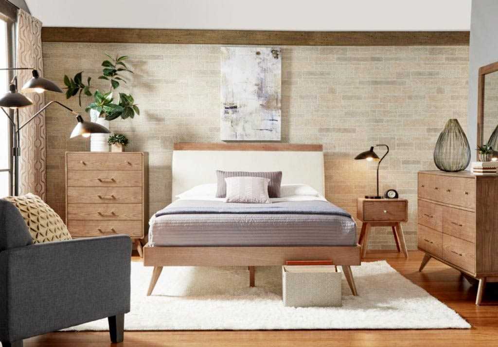 Kamar tidur bergaya mid-century modern dengan warna earthy tone // homedit.com