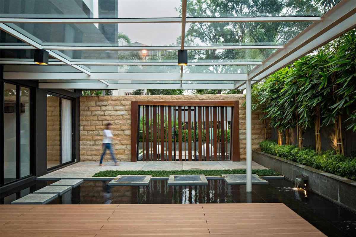 Desain taman menyatu dengan teras karya DP+HS Architects // arsitag.com
