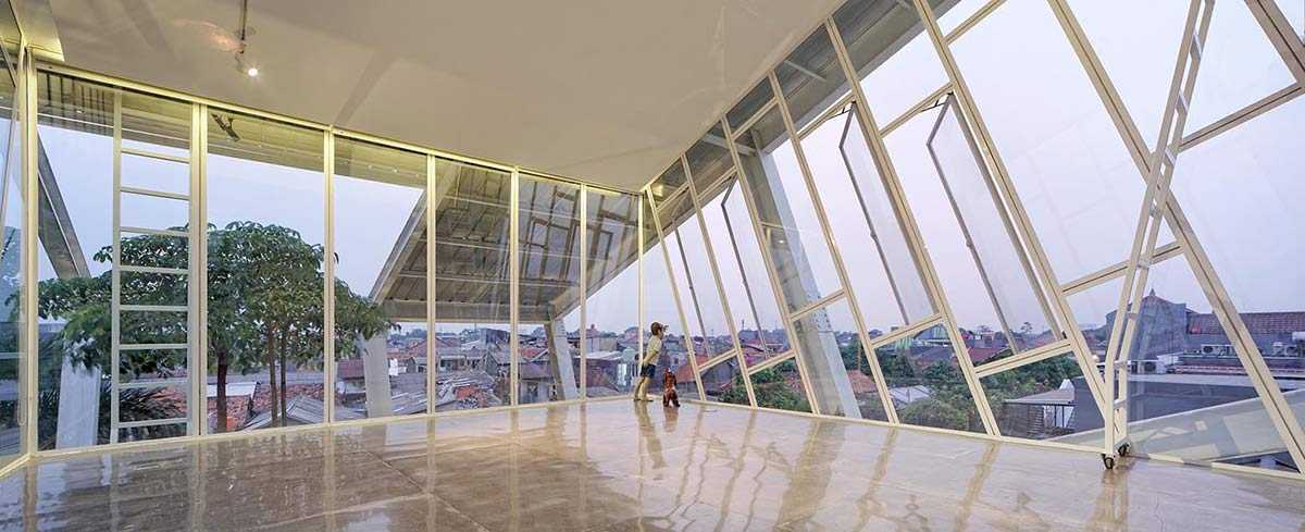 Interior rumah miring // foto oleh Fernando Gomulya // archdaily.com