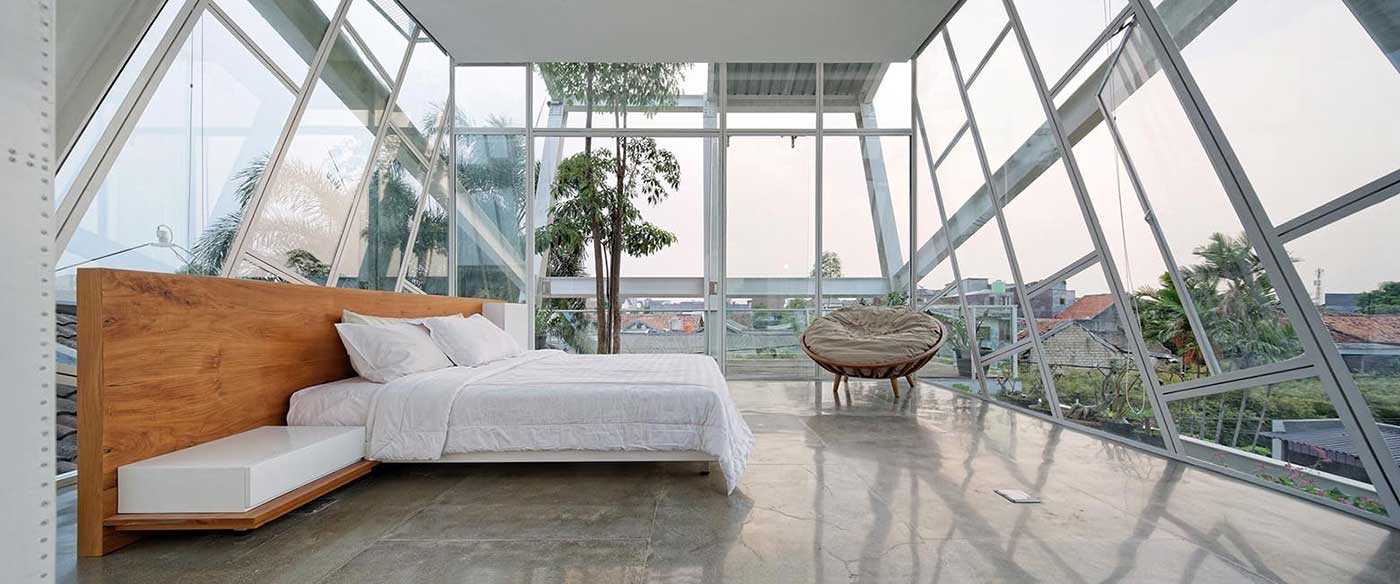 Kamar tidur dengan dominasi dinding kaca // archdaily.com