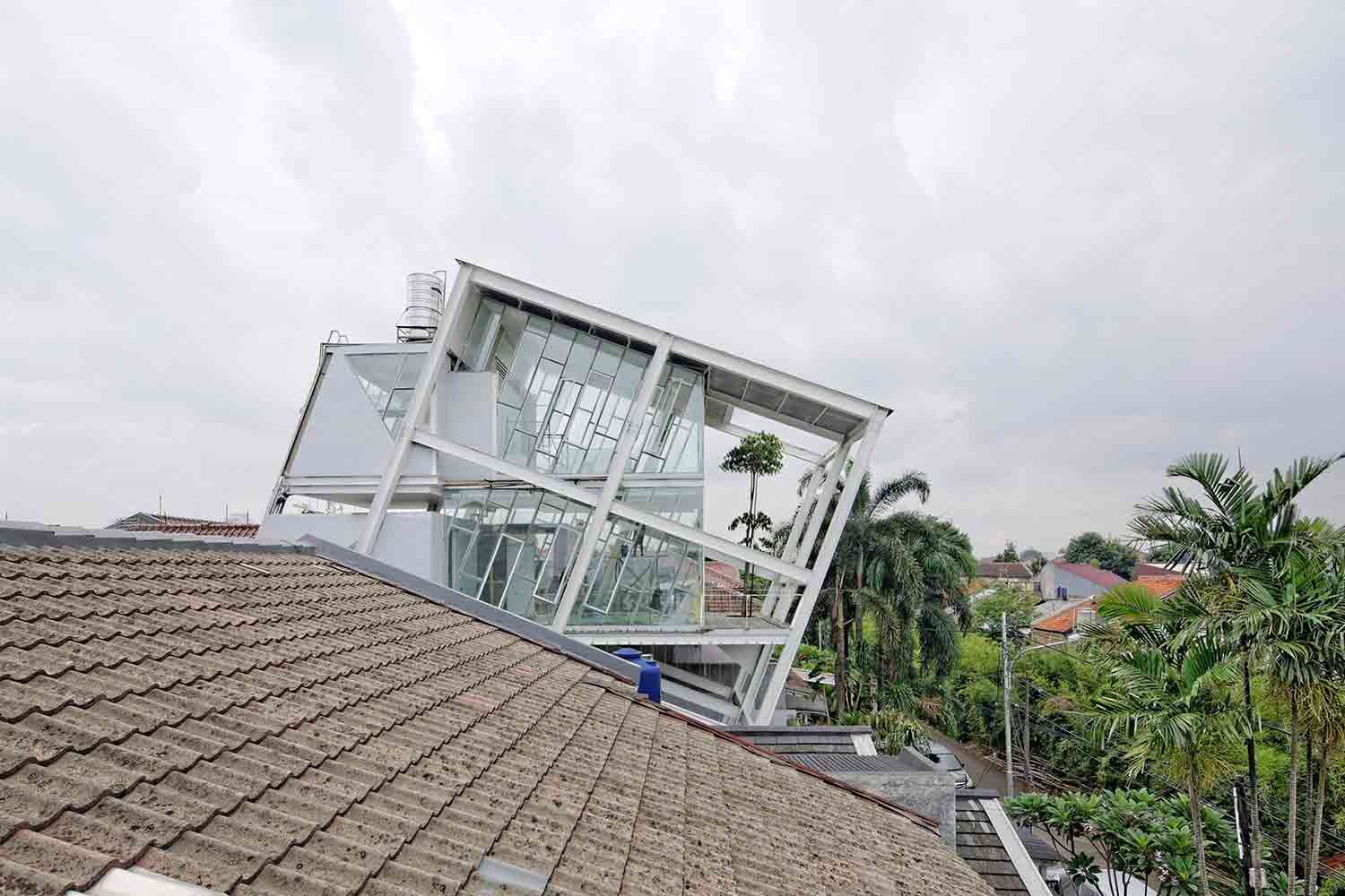 Struktur baja sebagai representasi hunian modern // archdaily.com