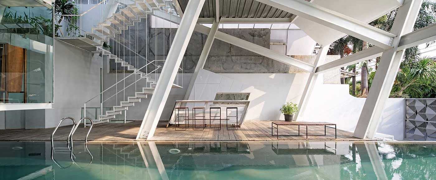 Perpaduan sistem kantilever dan struktur baja miring untuk konstruksi rumah // archdaily.com