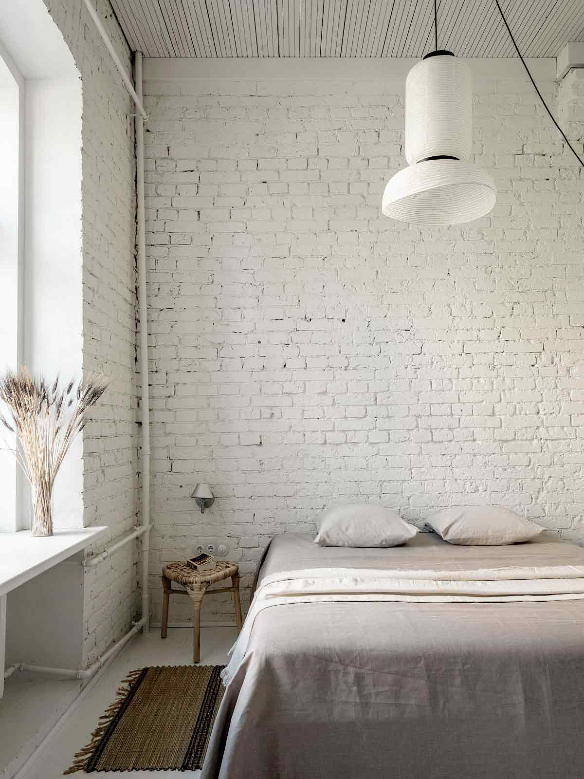 Desain interior kamar tidur apartemen di Moskow karya Buro5 // decoist.com