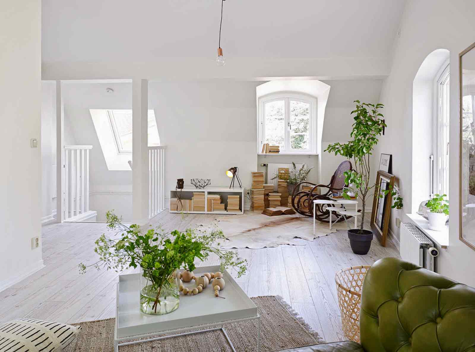 Sudut baca dipermanis buku-buku tua dan tanaman indoor // myscandinavianhome.com