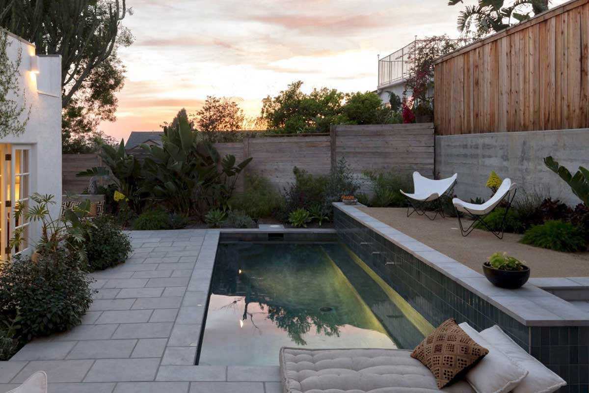 Pagar taman minimalis karya Lauren Moore // gardenista.com