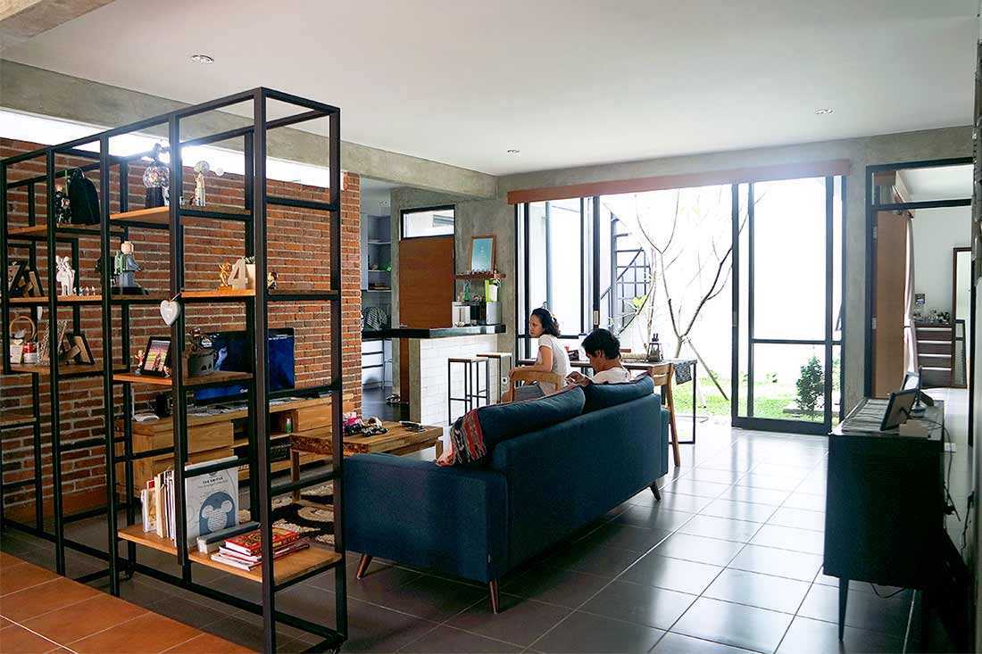 Ruang keluarga yang dibuat dengan konsep open plan // arsitag.com