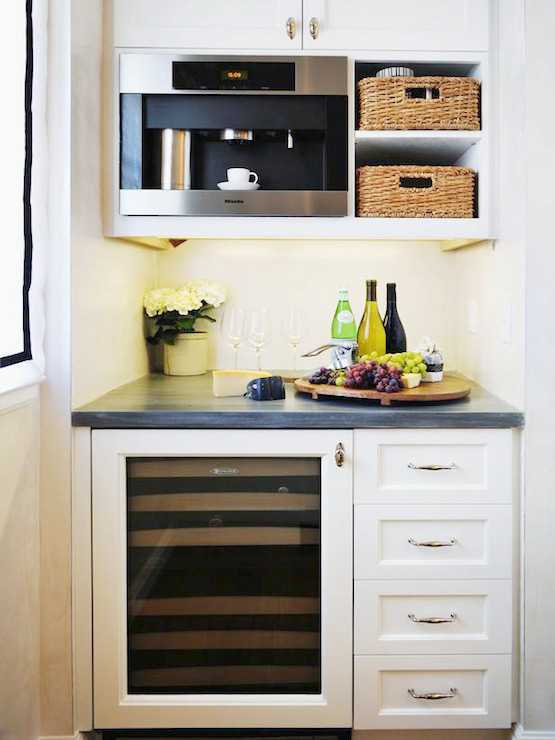 Pantry yang mengoptimalkan celah mini di dinding// decorpad.com