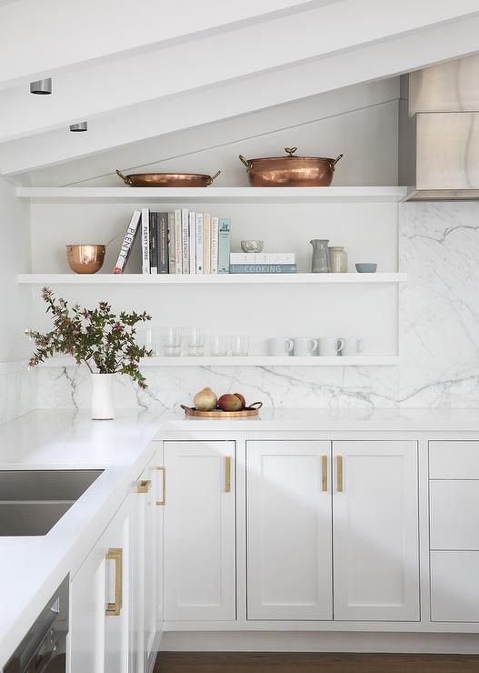Pantry mini dengan rak menempel di dinding // decorpad.com
