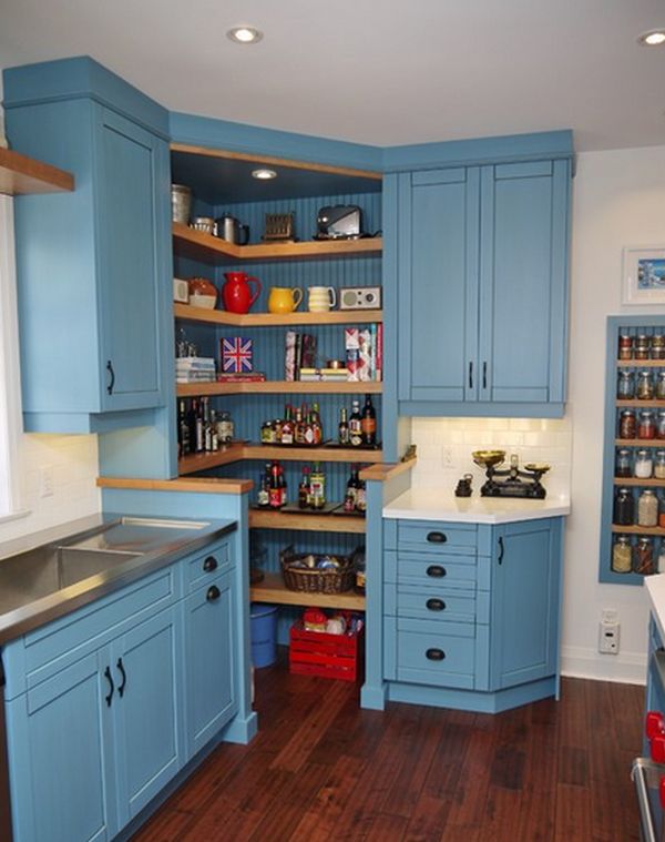 Pantry mini serba biru muda yang tampak manis // homedit.com