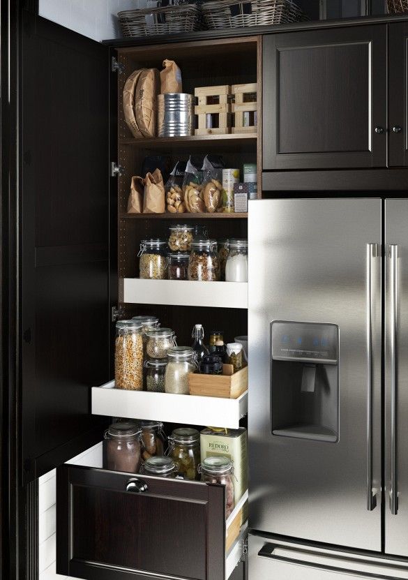 Pantry mini dengan desain modern bernuansa hitam // pinterest.com