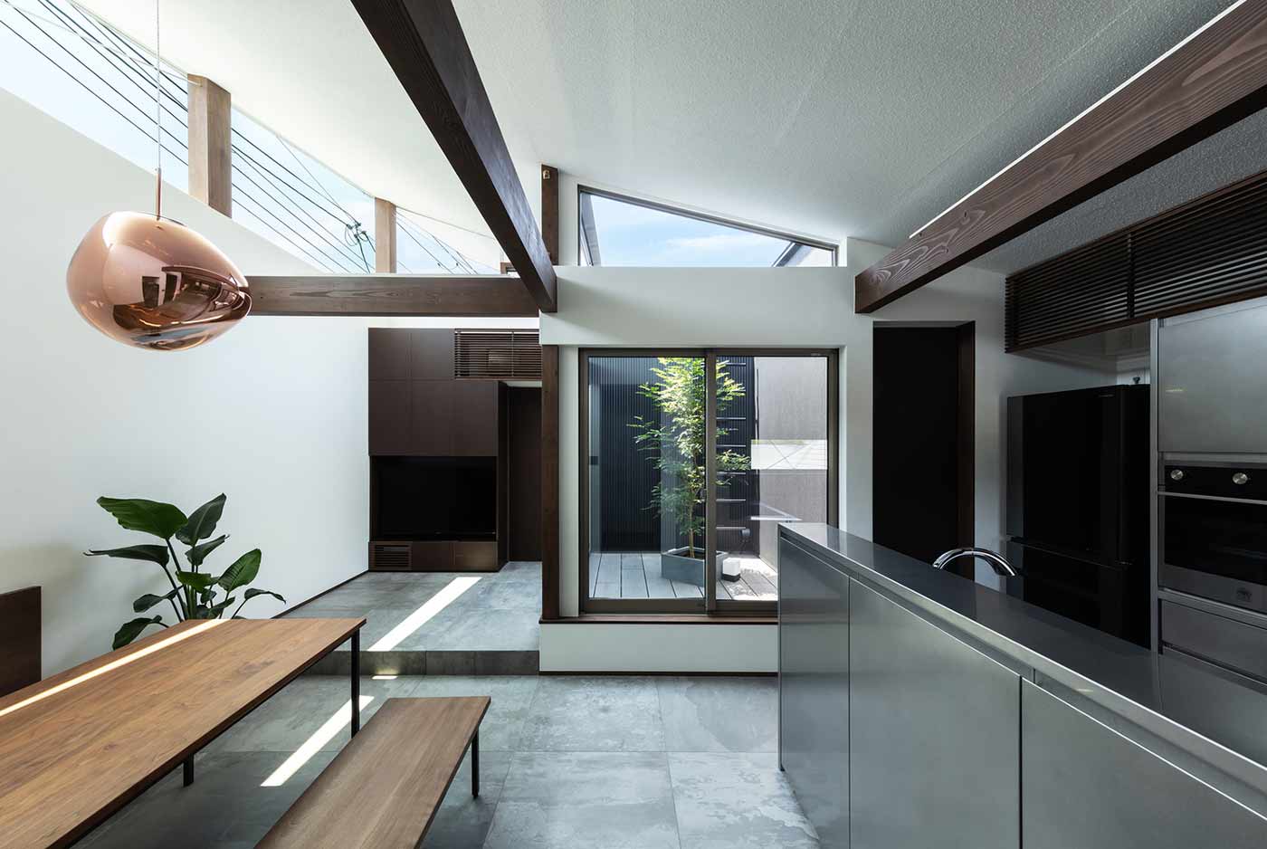 Ruang makan dan dapur yang tenang dan privat // Archdaily.com