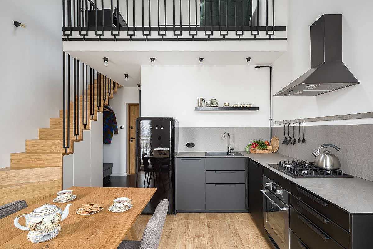 Dapur sekaligus ruang makan di lantai dasar // decoist.com