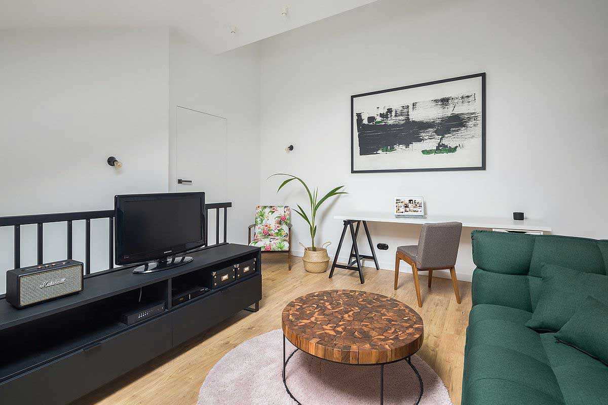 Ruang keluarga di lantai mezanin // decoist.com