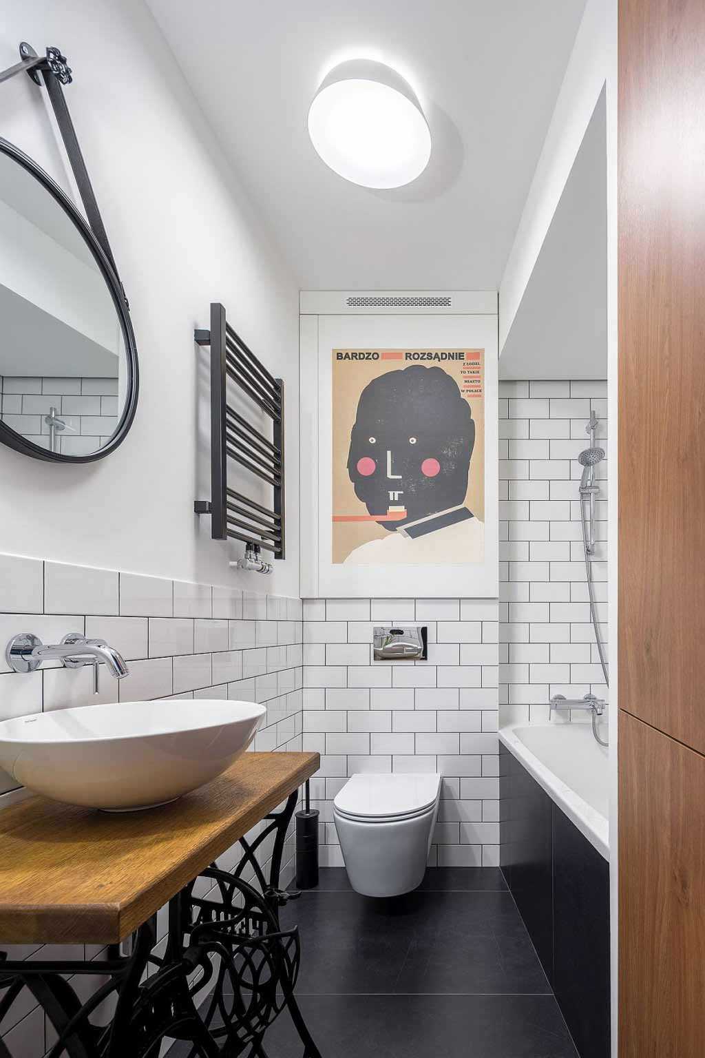 Kamar mandi dengan warna hitam putih // decoist.com