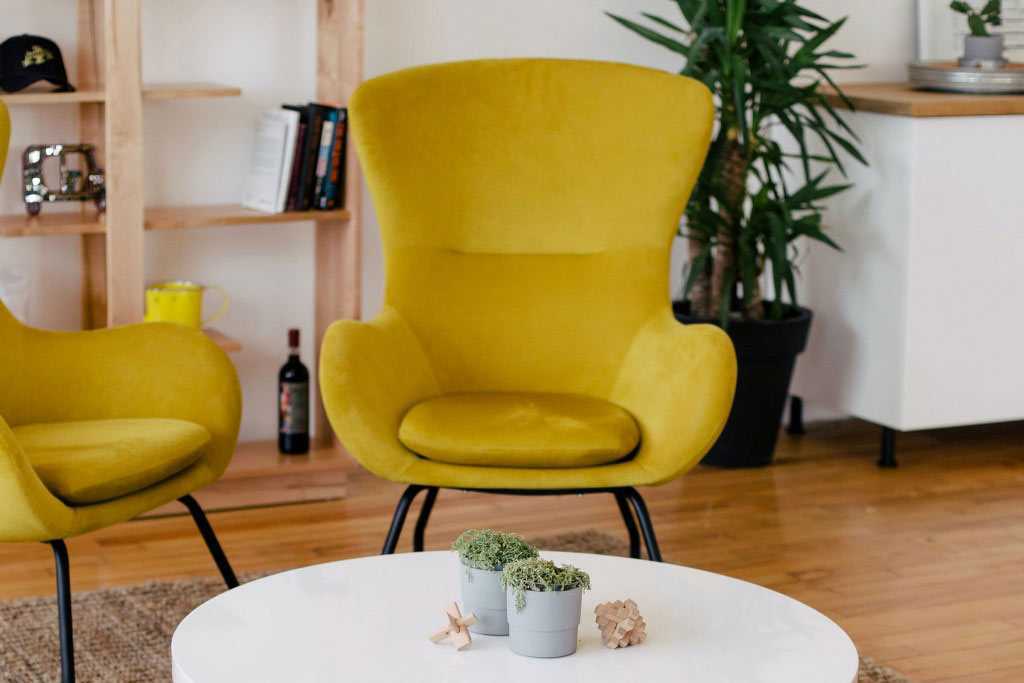 Warna asli furnitur ditunjang pencahayaan natural, karya You X Ventures // unsplash.com