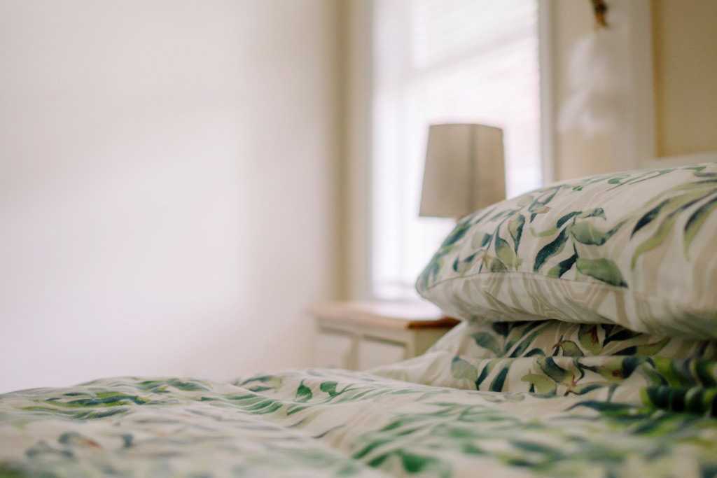 Cahaya matahari pada kamar tidur karya Sarah Wayte // unsplash.com