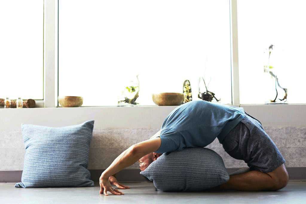 Yoga di bawah sinar matahari, karya Wee Lee // unsplash.com