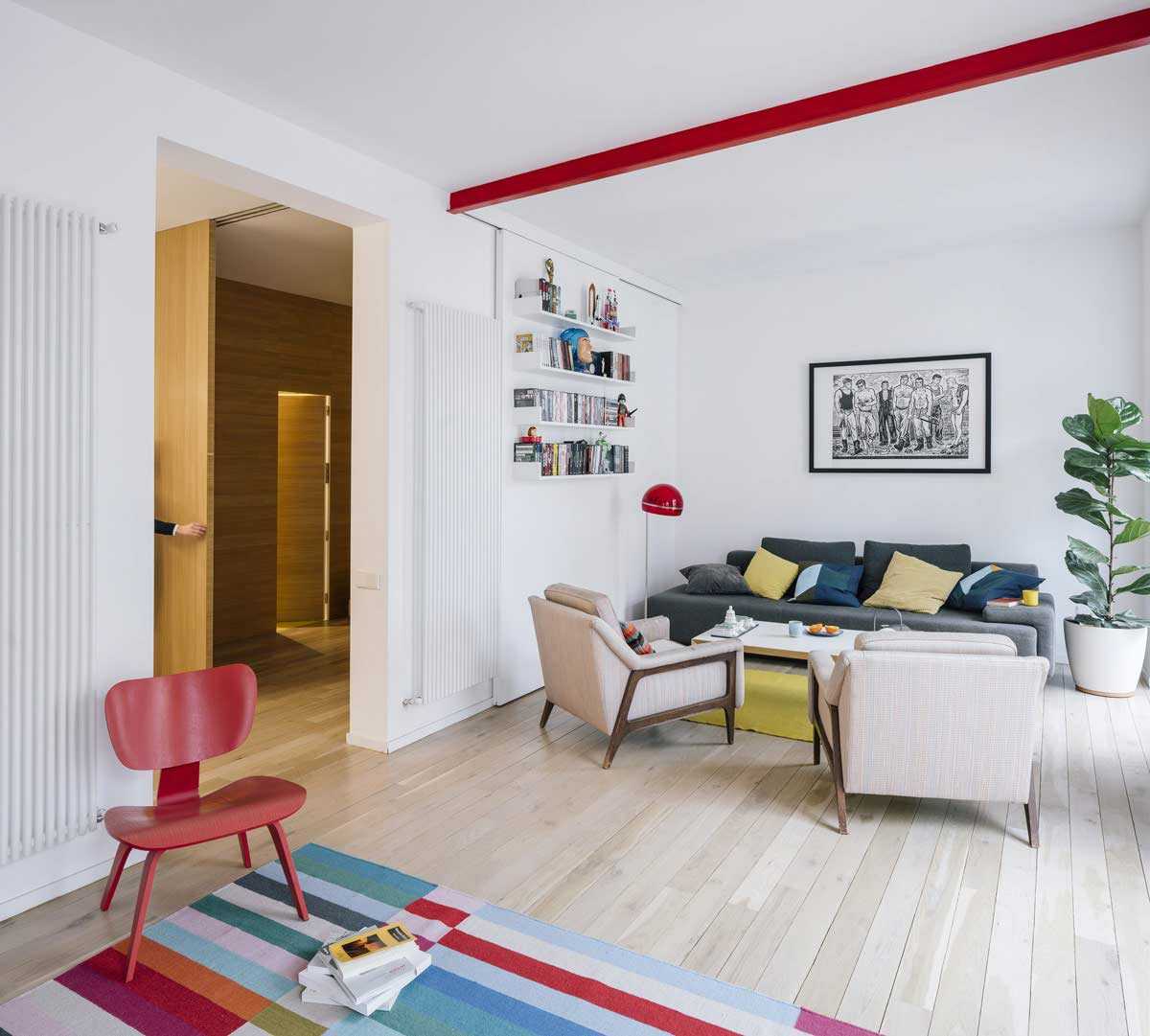 Ruang keluarga menerapkan permainan warna // home-designing.com