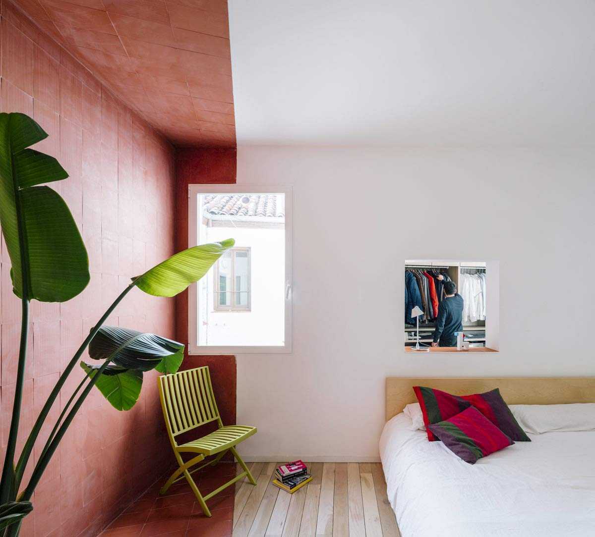 Tanaman hijau di kamar tidur semakin menghidupkan warna ruangan // home-designing.com