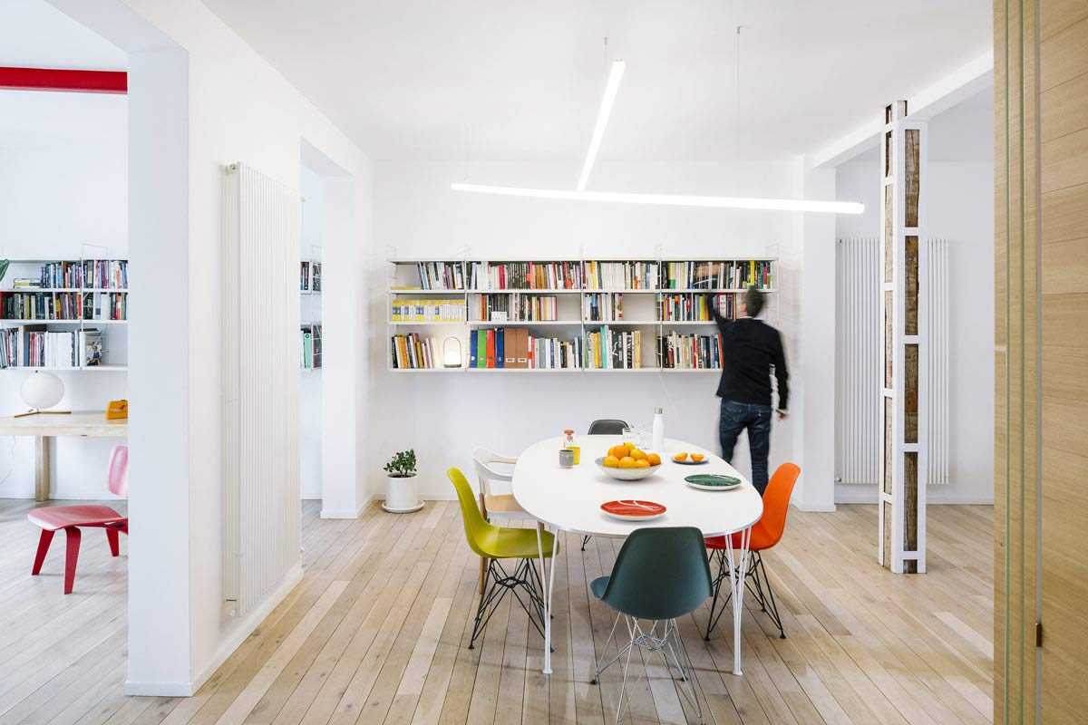 Ruang makan dengan meja oval dan kursi warna-warni // home-designing.com
