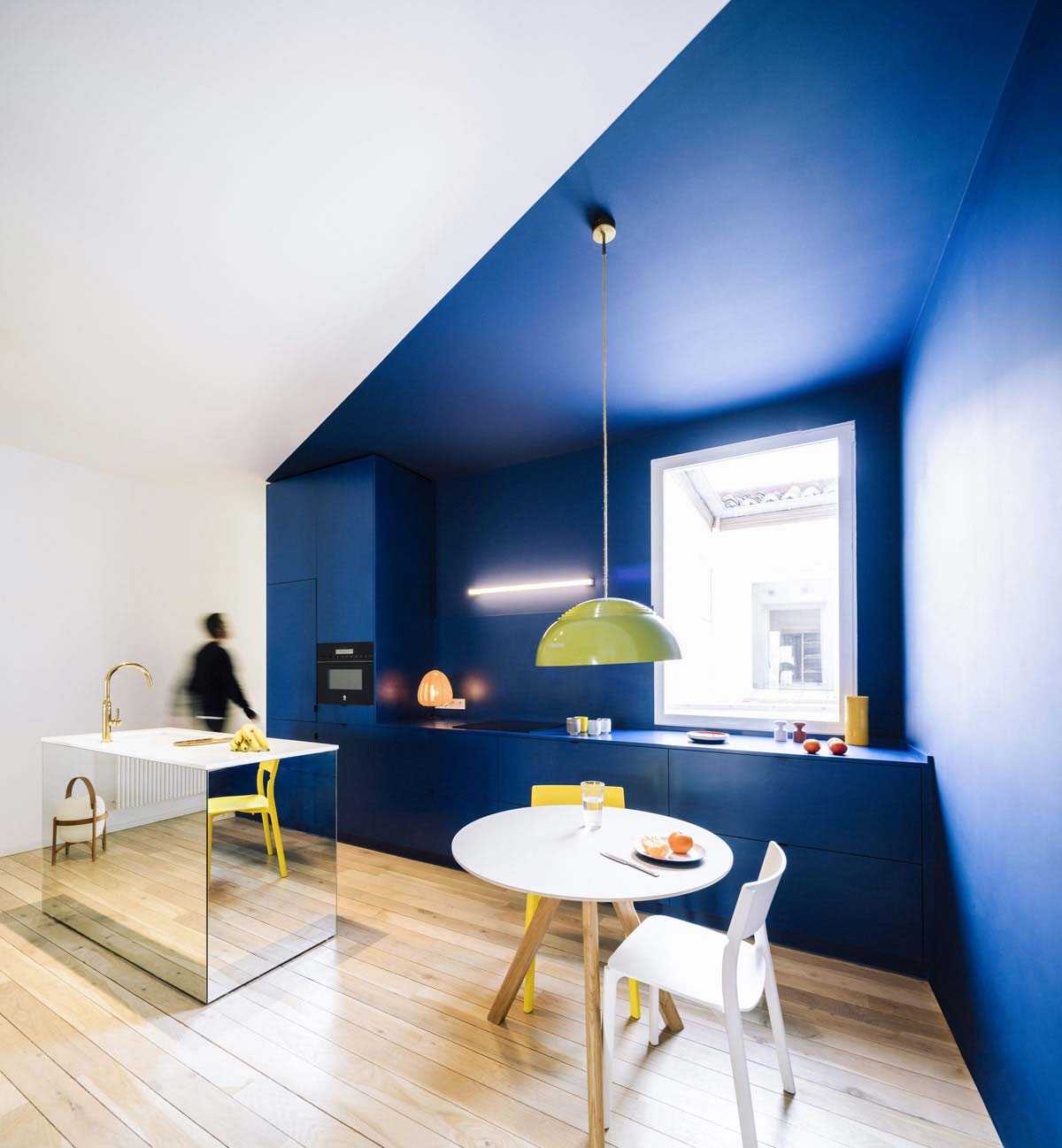 Dapur warna biru yang mencolok dan tampak segar // home-designing.com