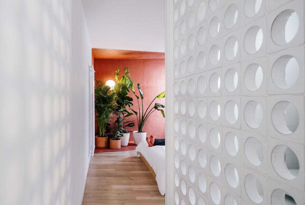 Lorong kamar tidur dengan dinding roster bulat // home-designing.com