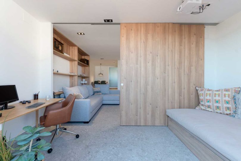 Sekat pintu geser apartemen mungil karya FFWD Arquitectes // design-milk.com