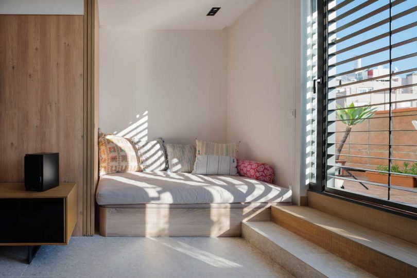 Sofa day bed di apartemen mungil karya FFWD Arquitectes // design-milk.com