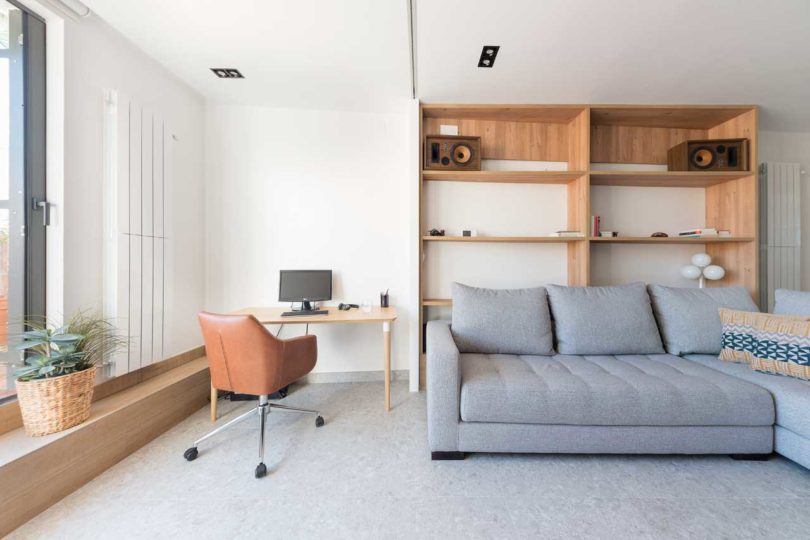 Ruang kerja mungil di sudut apartemen untuk work from home // design-milk.com