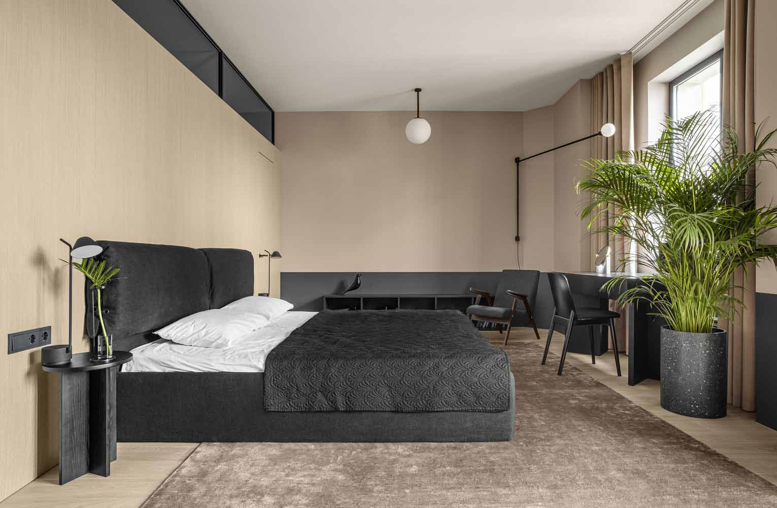 Kamar tidur apartemen modern minimalis bernuansa krem dan hitam // archdaily.com