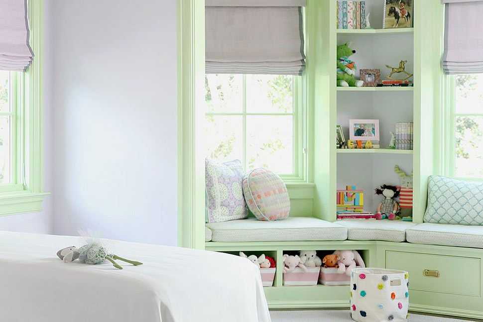 Rak, laci, dan kursi santai di dekat jendela karya MA Allen Interiors // housebeautiful.com
