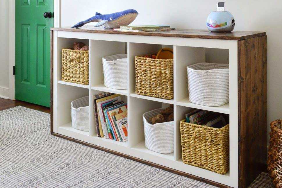 Rak penyimpanan dengan keranjang karya Young House Love // housebeautiful.com